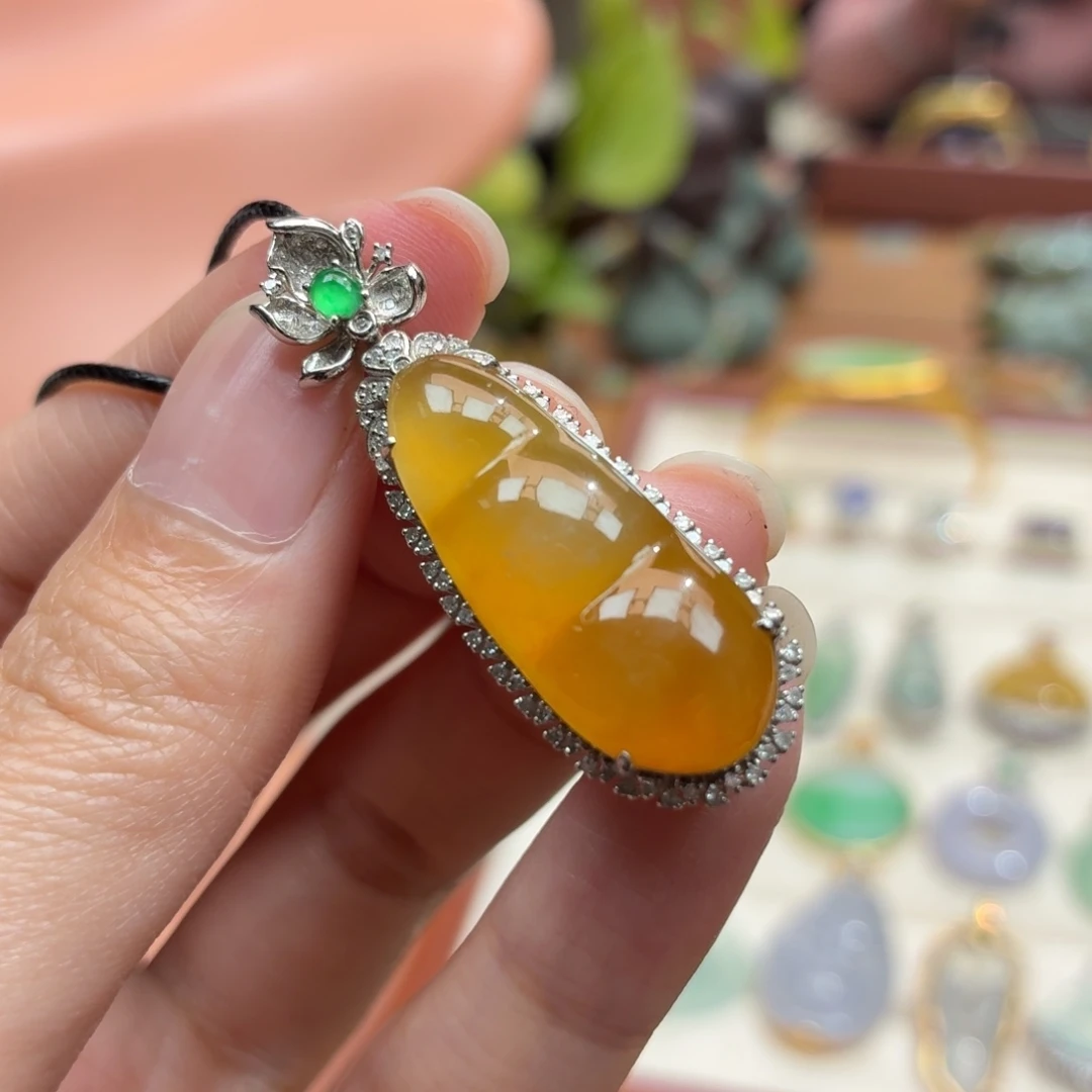 翡翠18K金镶嵌颈饰吊坠