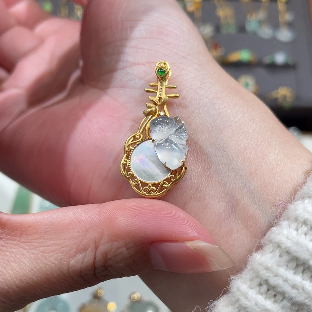 翡翠颈饰18K金镶嵌琵琶仙子