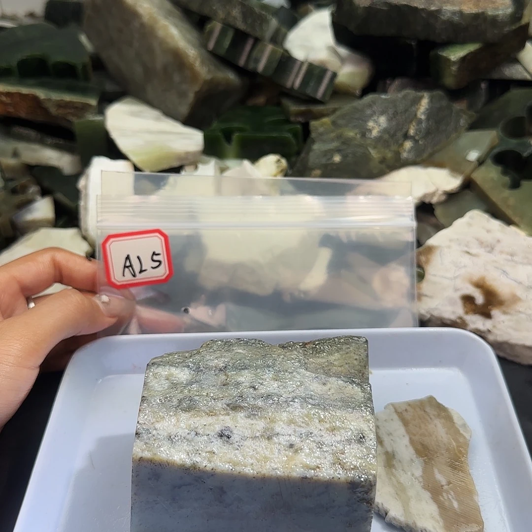 ᝰ***哥和田玉未镶嵌珠宝半成品