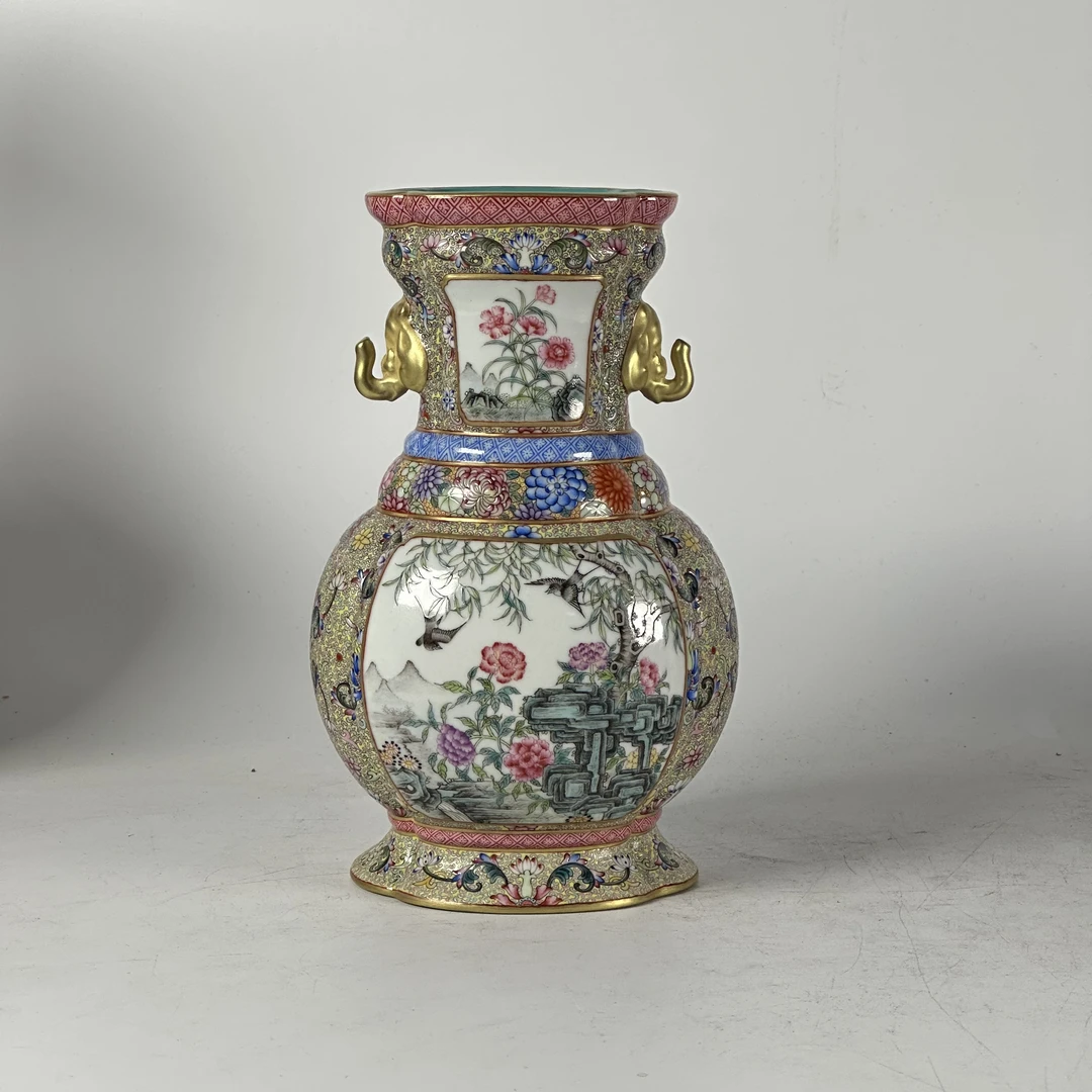 珐琅彩开窗双耳赏瓶收藏鉴赏