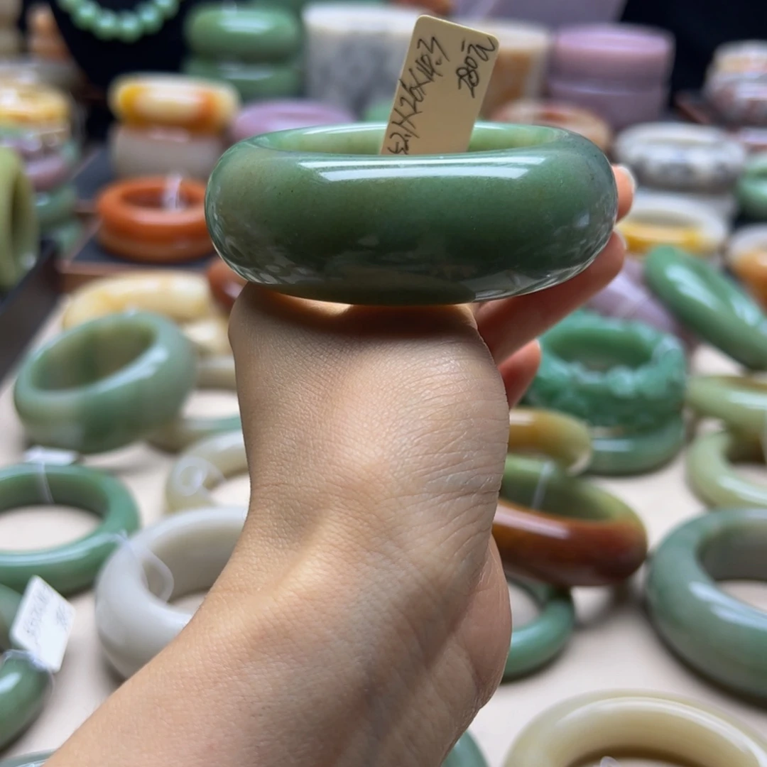 未镶嵌手镯石英岩玉