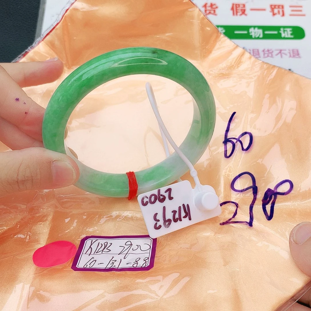 翡翠手镯未镶嵌翡翠