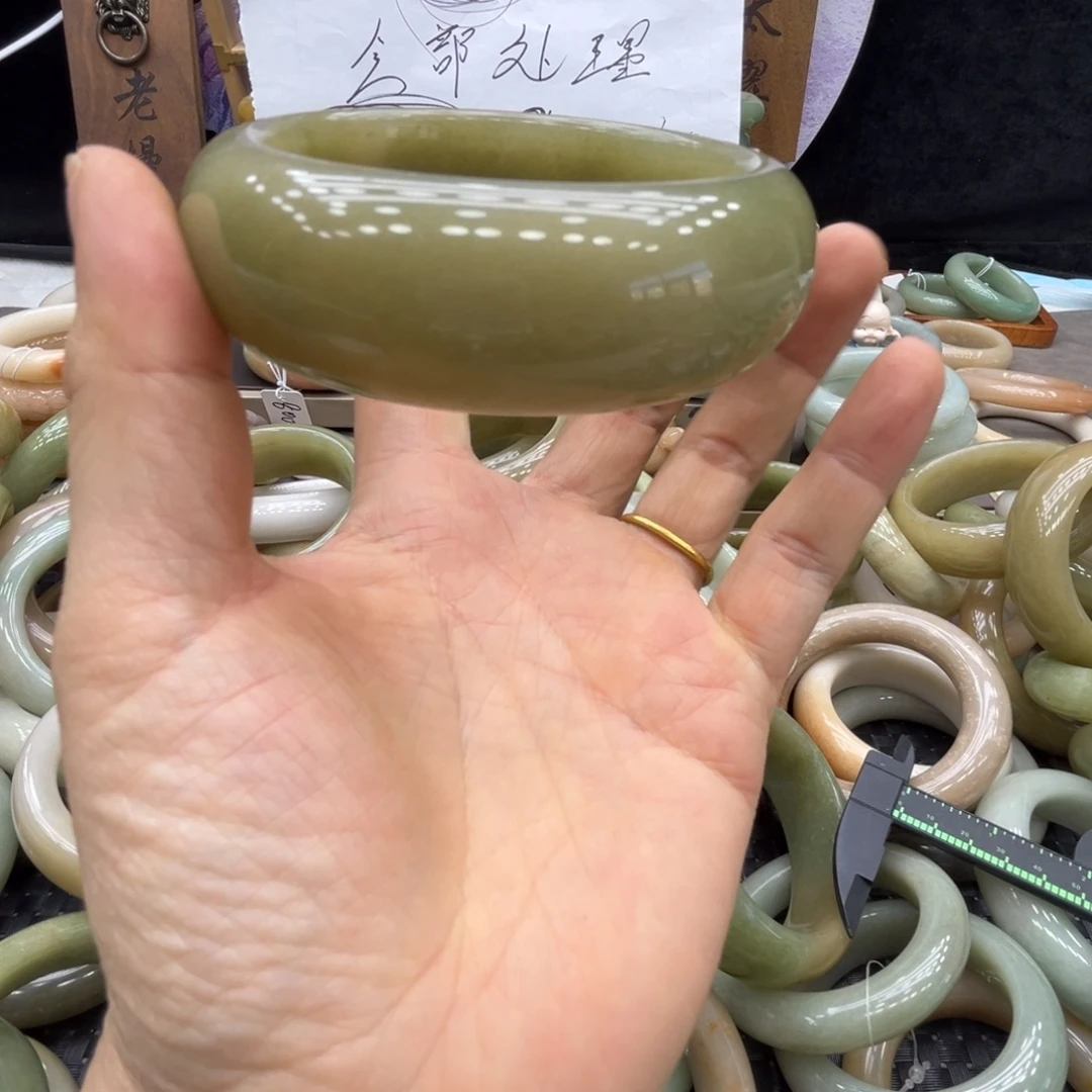 王***子石英质玉未镶嵌手镯