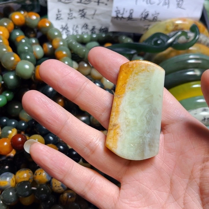岫岩河磨玉（透闪石质玉）颈饰未镶嵌