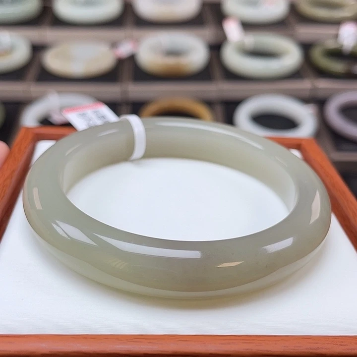 和田玉未镶嵌手镯（葡萄肉渐变）