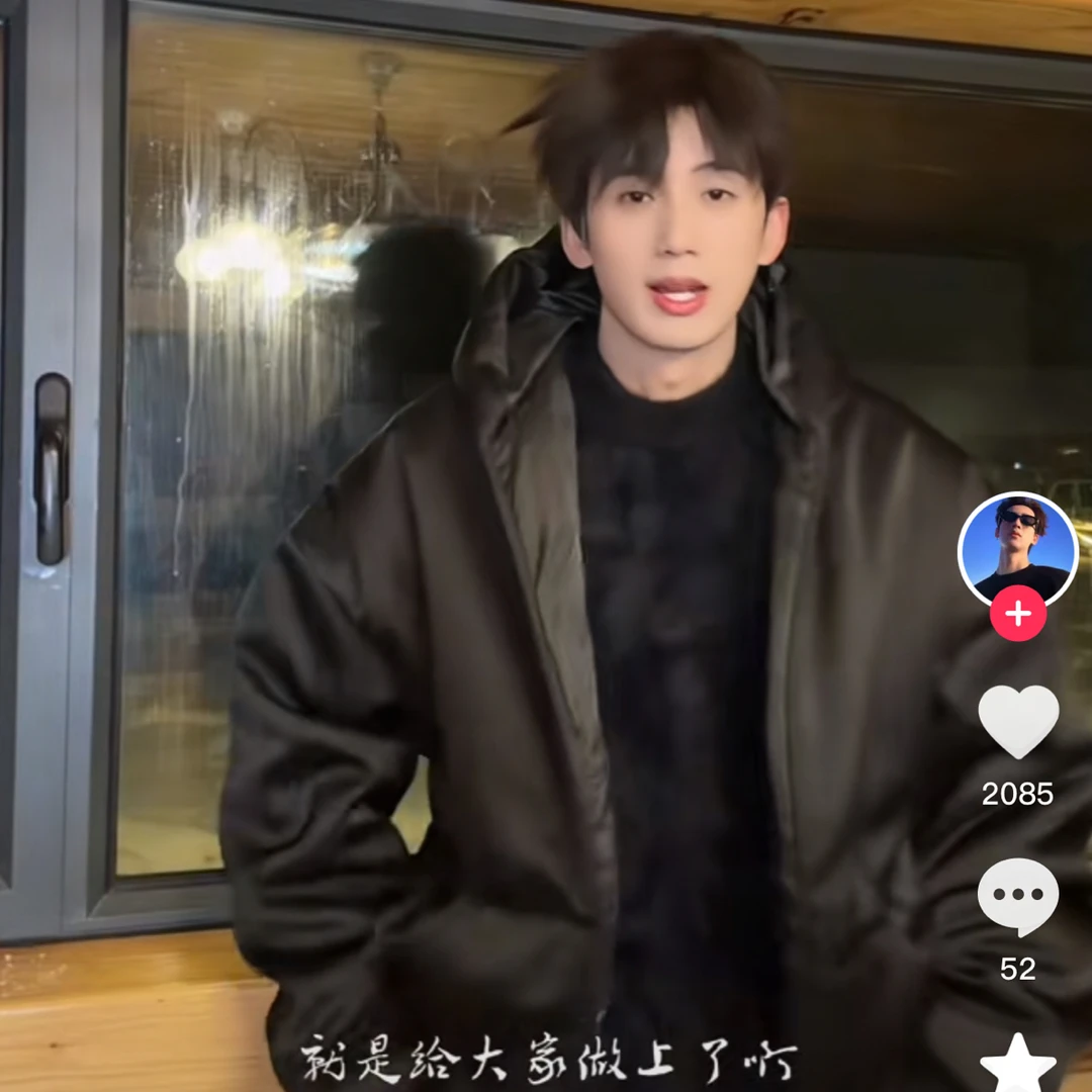 D17#来自硬挺哥家的嘎嘎服！官网4张！MA1版缎面轻微小勾介意不拍！