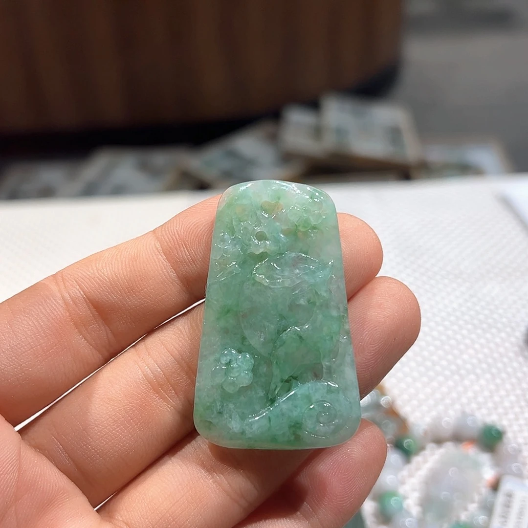 翡翠未镶嵌颈饰挂件