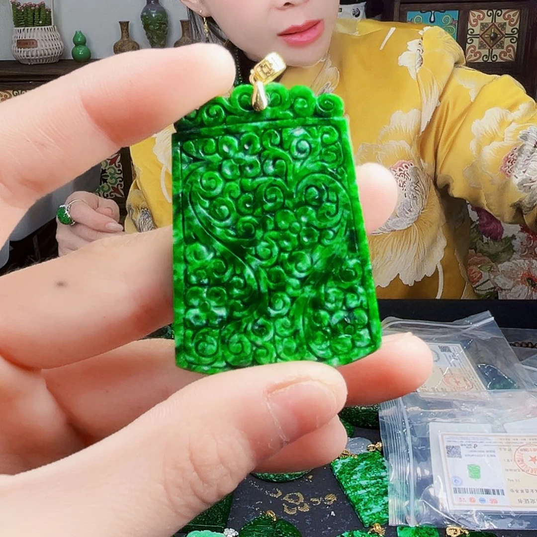 颈饰18K金镶嵌翡翠多样性