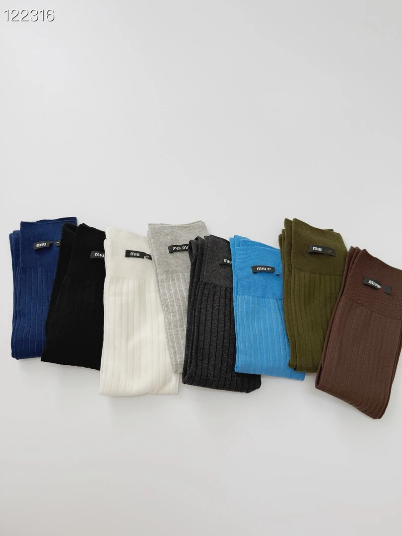 KK颜小新【轻屿】日常舒适纯棉吸汗防臭日常穿搭无骨天文中筒袜