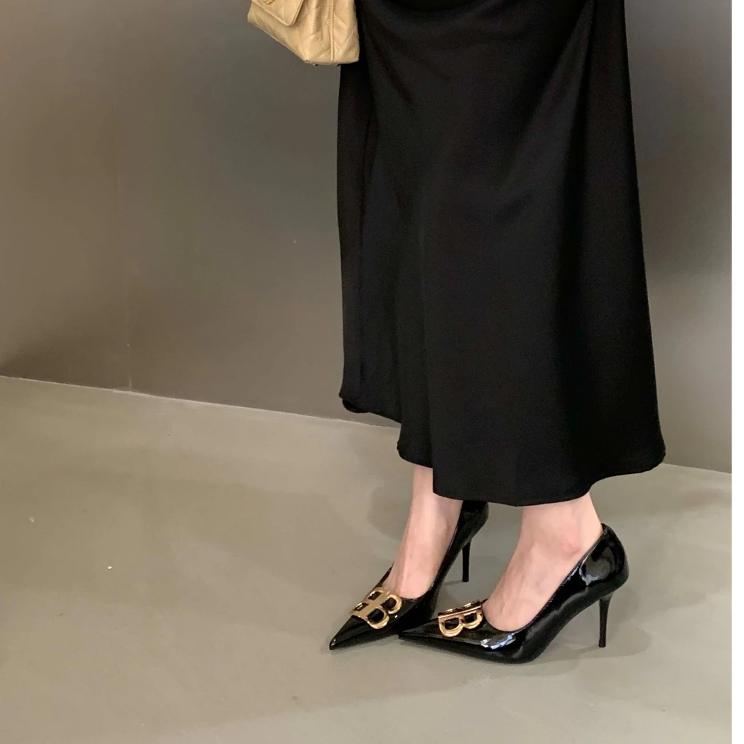 2025秋冬新款bb字母扣尖头法式高跟鞋女百搭网红细跟气质漆皮单鞋