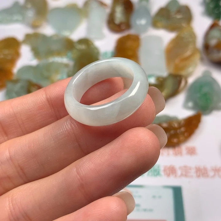 纯***镜翡翠未镶嵌颈饰翡翠