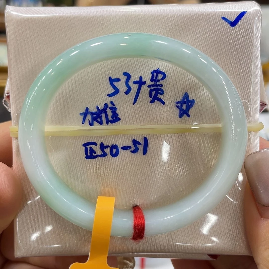 翡翠手镯未镶嵌翡翠