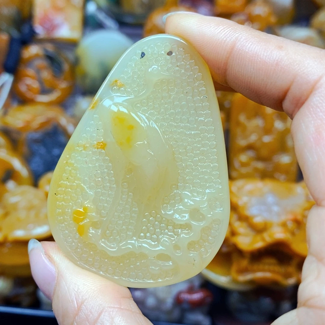未镶嵌石英质玉（黄龙玉）颈饰