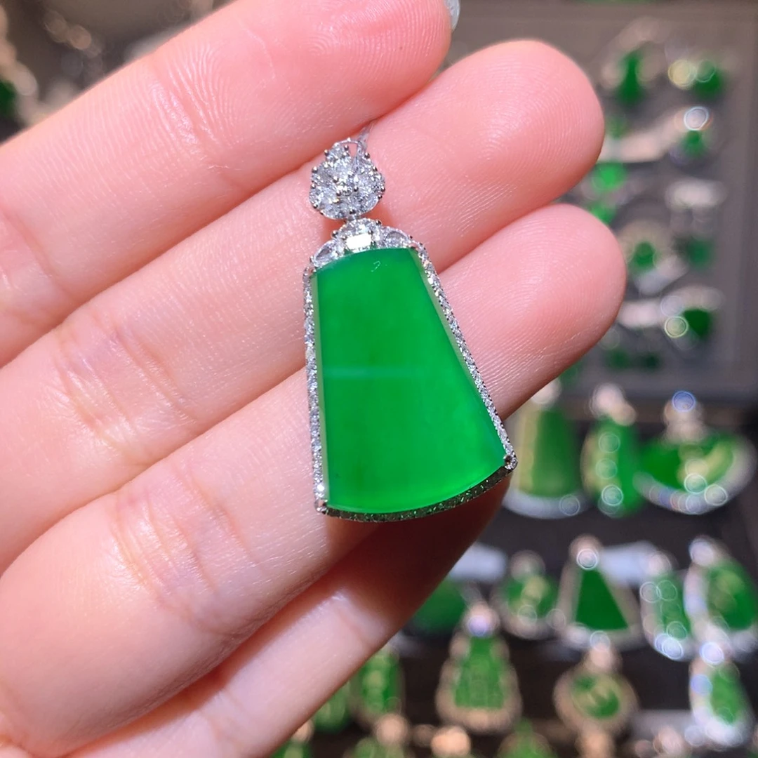 翡翠颈饰18K金镶嵌无事牌