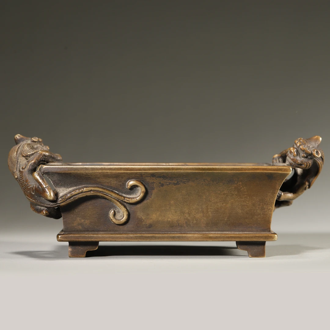 Lot40清代 铜螭龙耳香炉