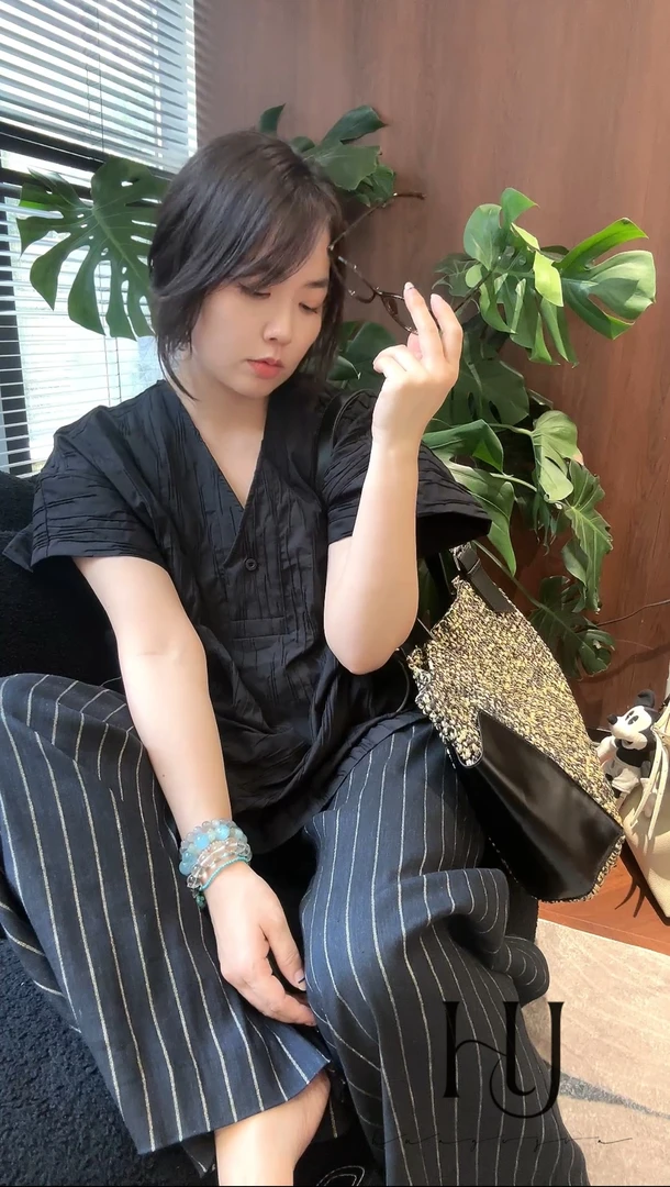 HUAYEJIA肌理纹V领小衫气质时尚上衣