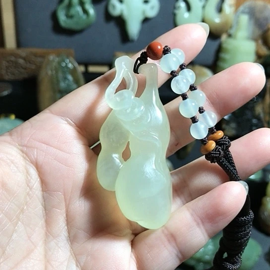 蛇纹石玉未镶嵌颈饰