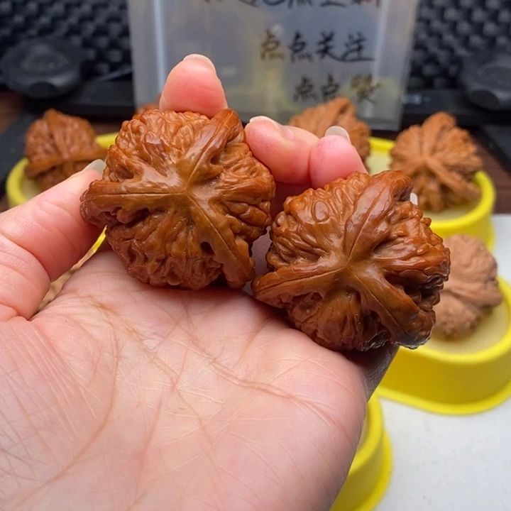 文玩核桃吊坠44白狮子工艺奔