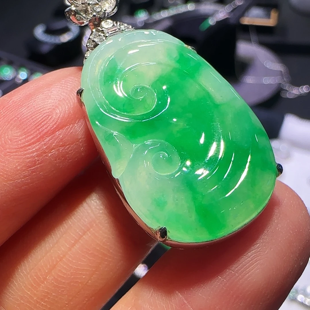 翡翠18K金镶嵌颈饰吊坠