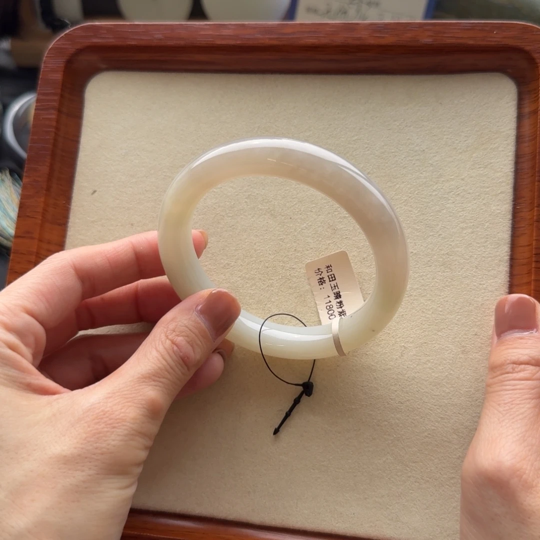 和田玉未镶嵌手镯