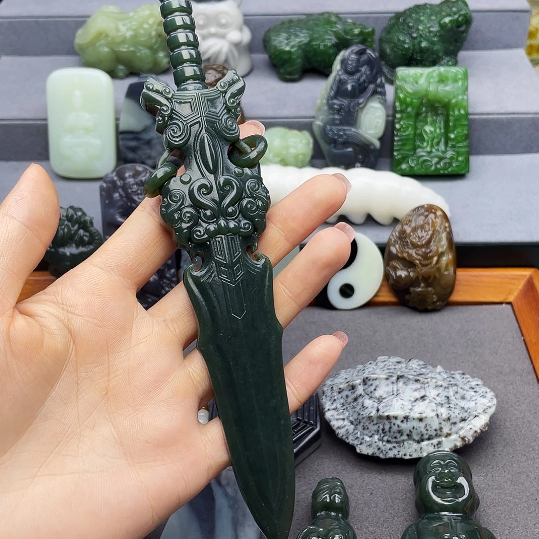 名***爷和田玉未镶嵌颈饰