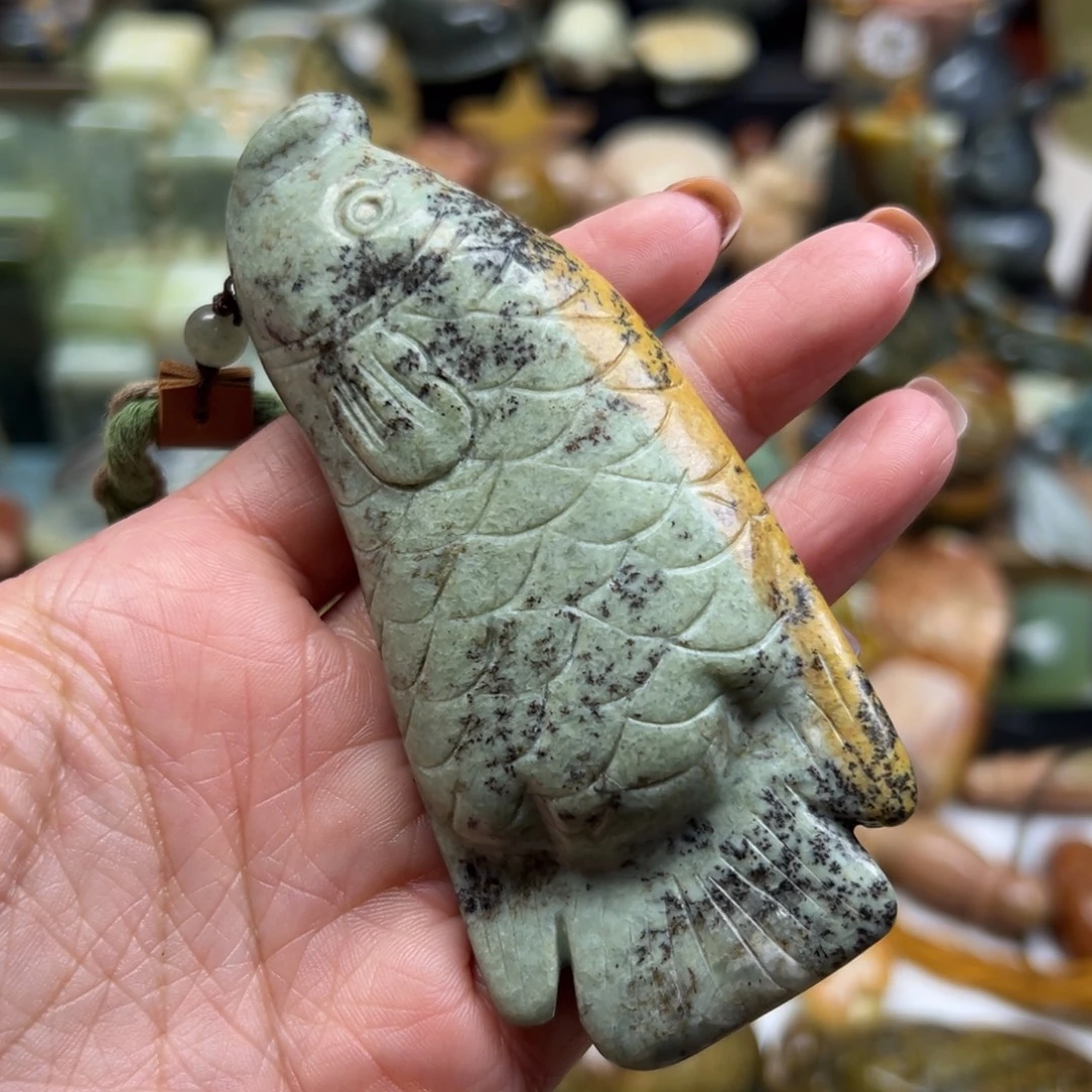 岫岩河磨玉（透闪石质玉）未镶嵌颈饰河磨玉俏色鱼有点点瑕