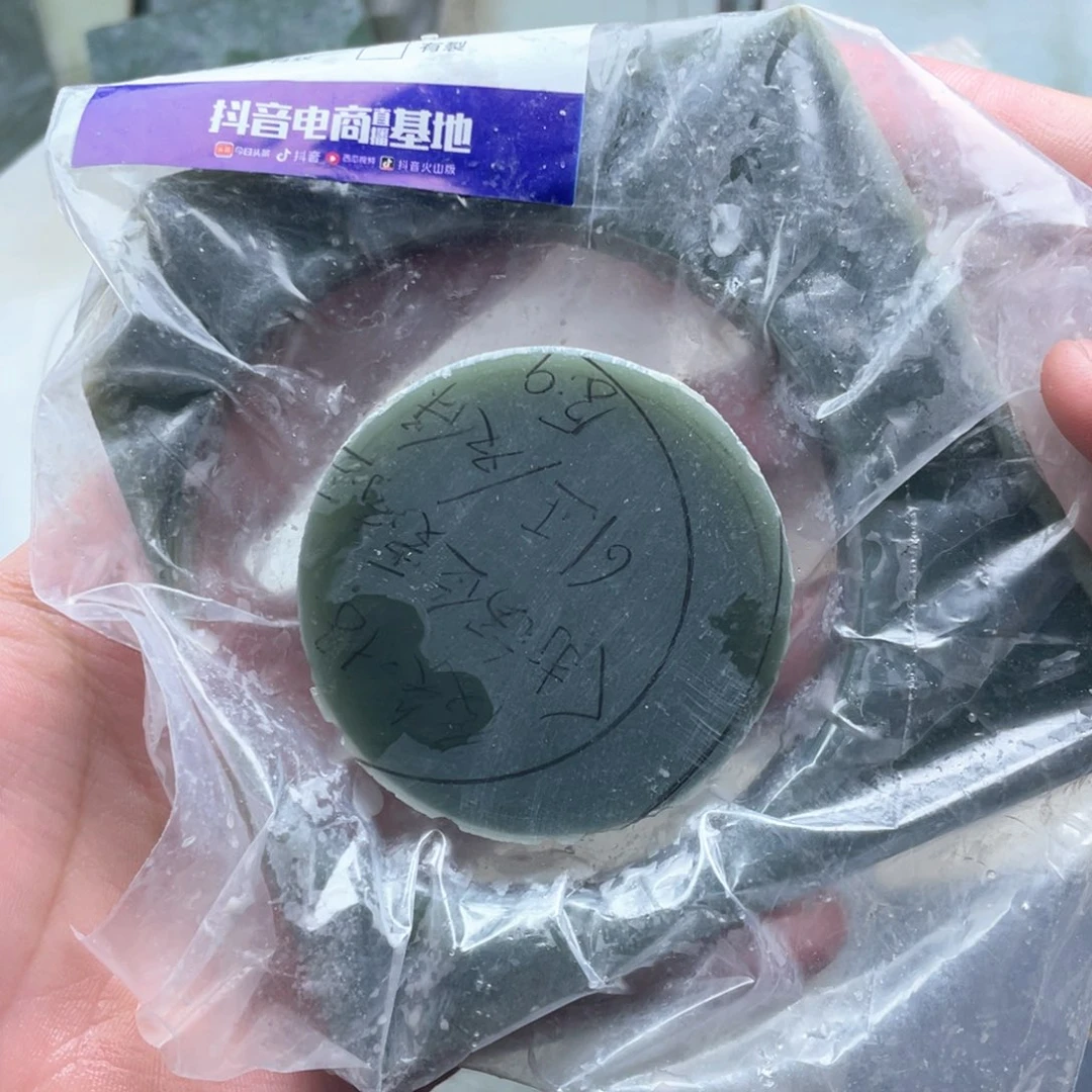 微***子和田玉（糖玉）未镶嵌珠宝奇石边角