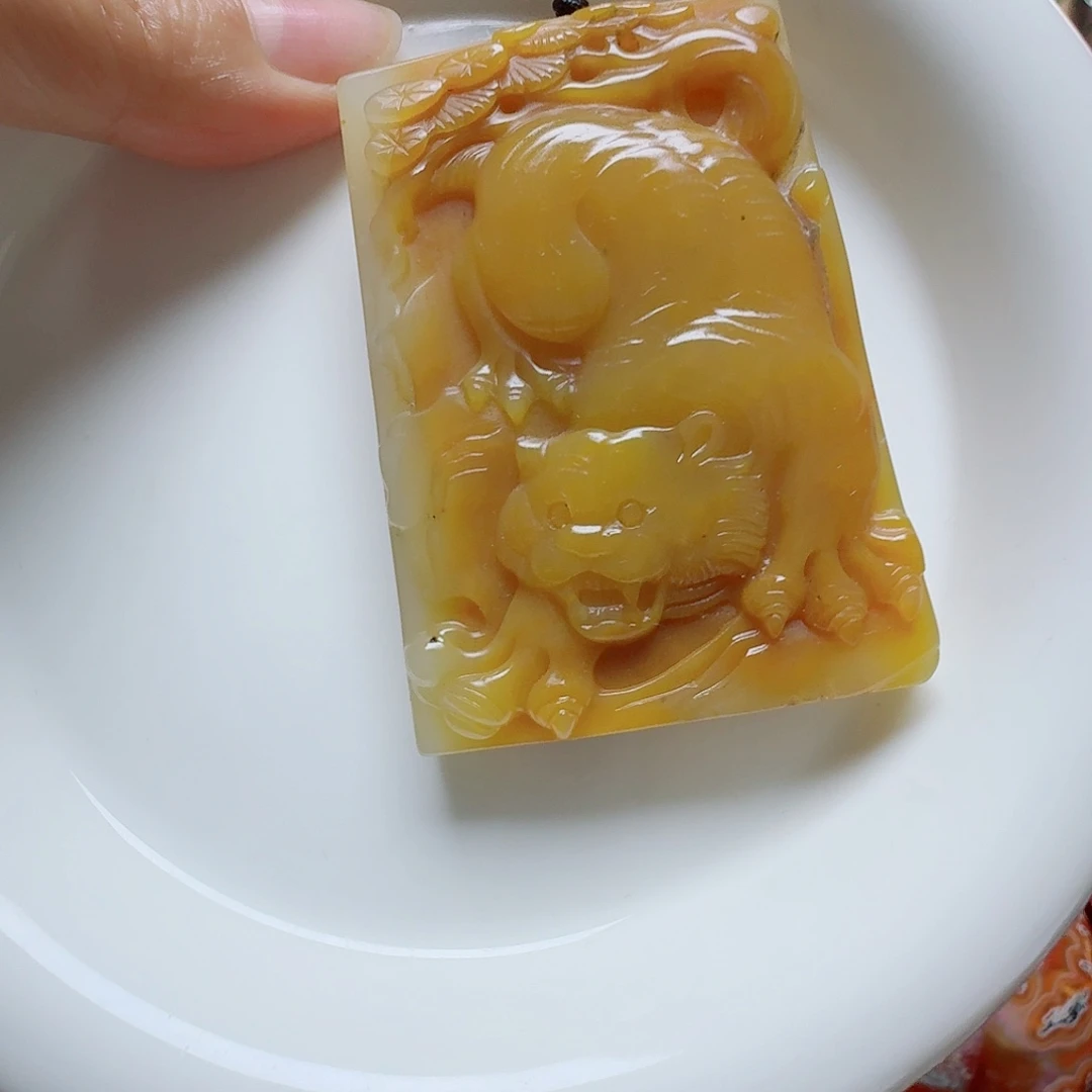一***顺未镶嵌石英质玉（黄龙玉）颈饰