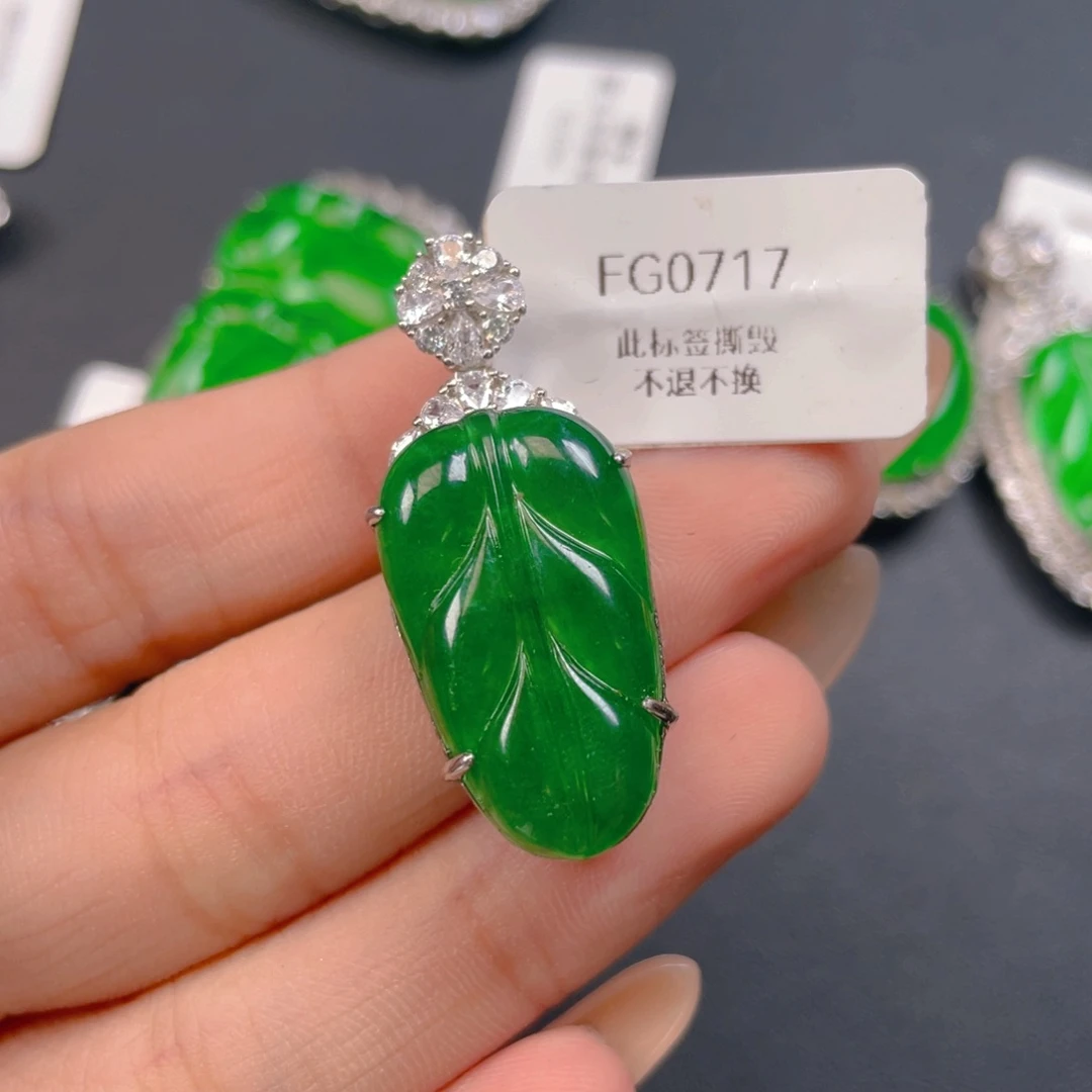 【闪购商品】颈饰银S925镶嵌翡翠卡*儿翡翠