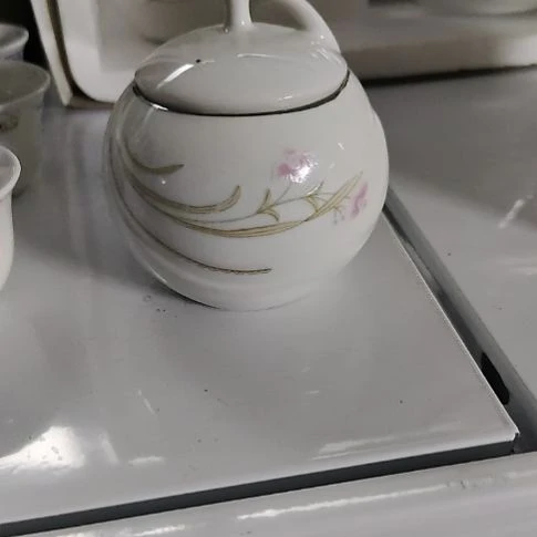瓷片瓷片，各种摆件，沙锅，