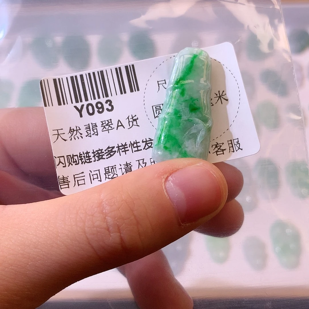 翡翠未镶嵌颈饰蝴*结竹节