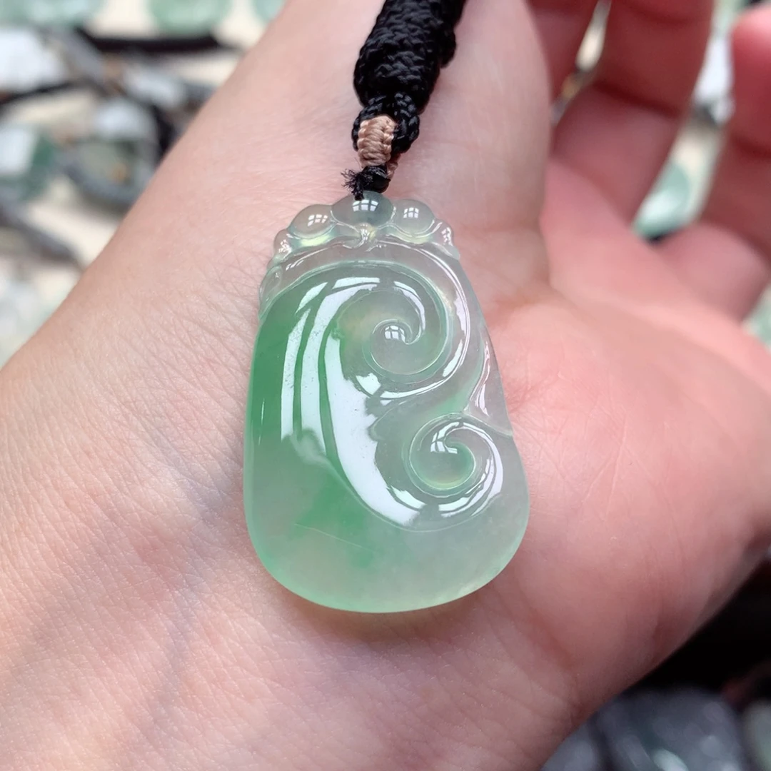 翡翠未镶嵌颈饰如意