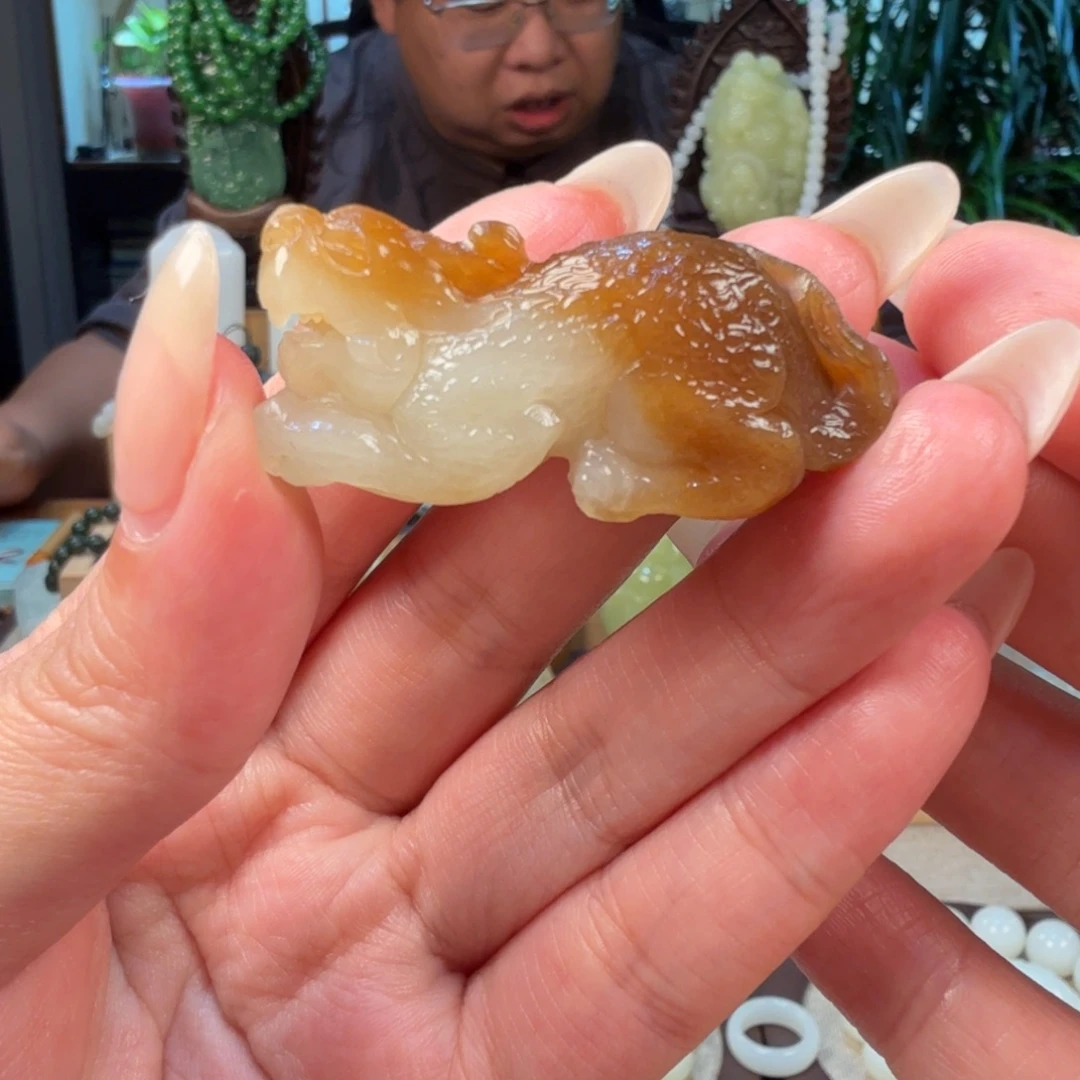 胡***。颈饰未镶嵌和田玉