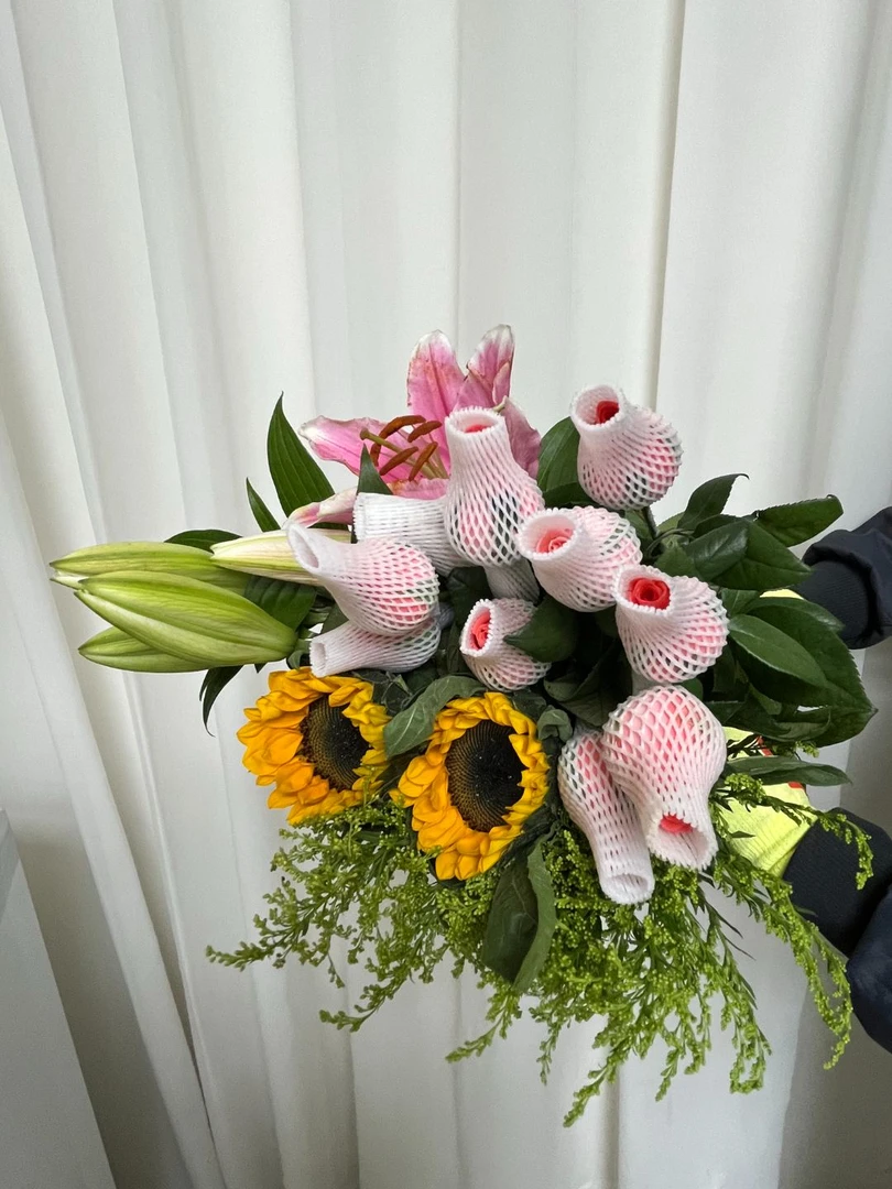 【随机玫瑰10枝+香水百合6头+向日葵2枝+黄莺1把】