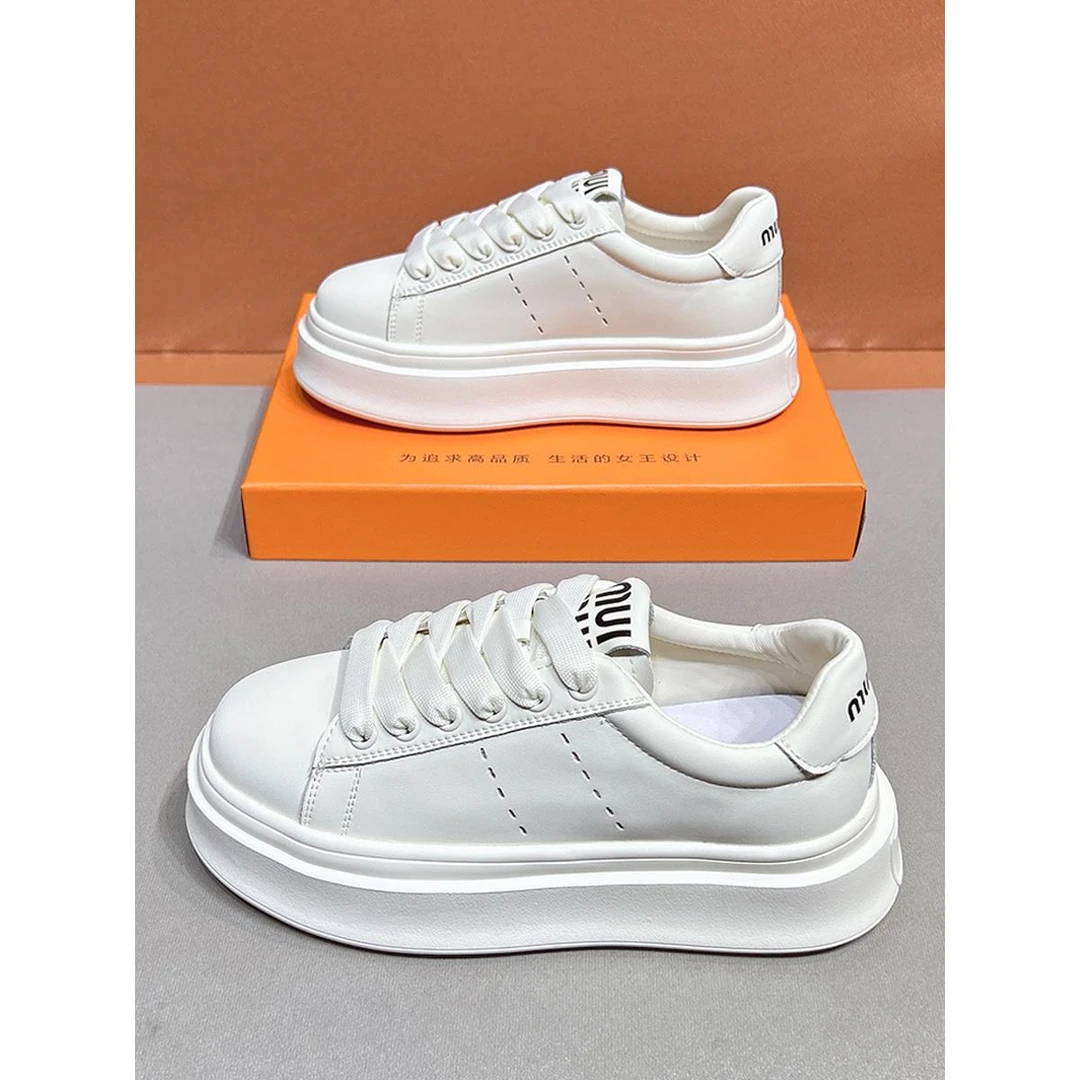 小白鞋女2025秋季新款爆款超火厚底防滑轻便圆头运动休闲板鞋女款