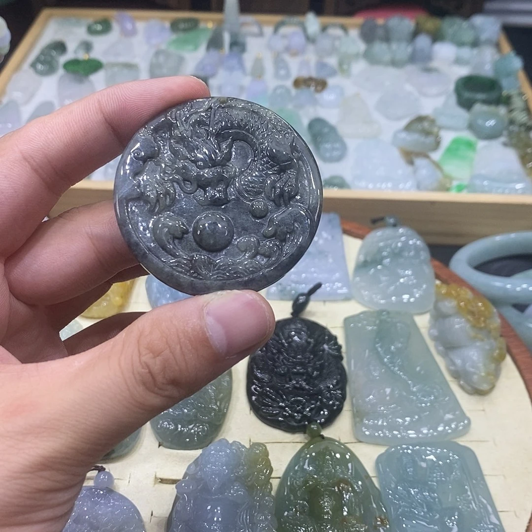 颈饰未镶嵌翡翠龙牌