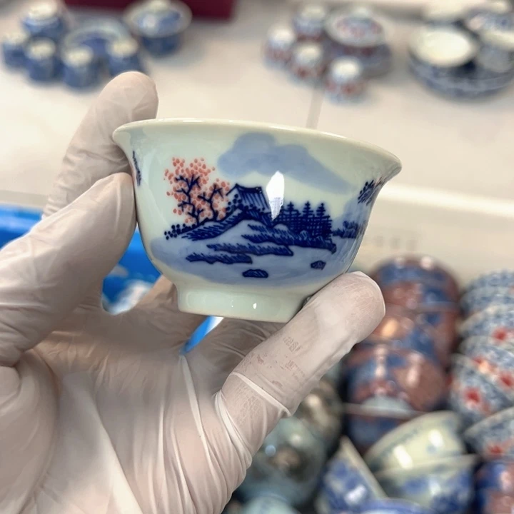 瓷片白青花山水压手杯客杯纯手给手绘