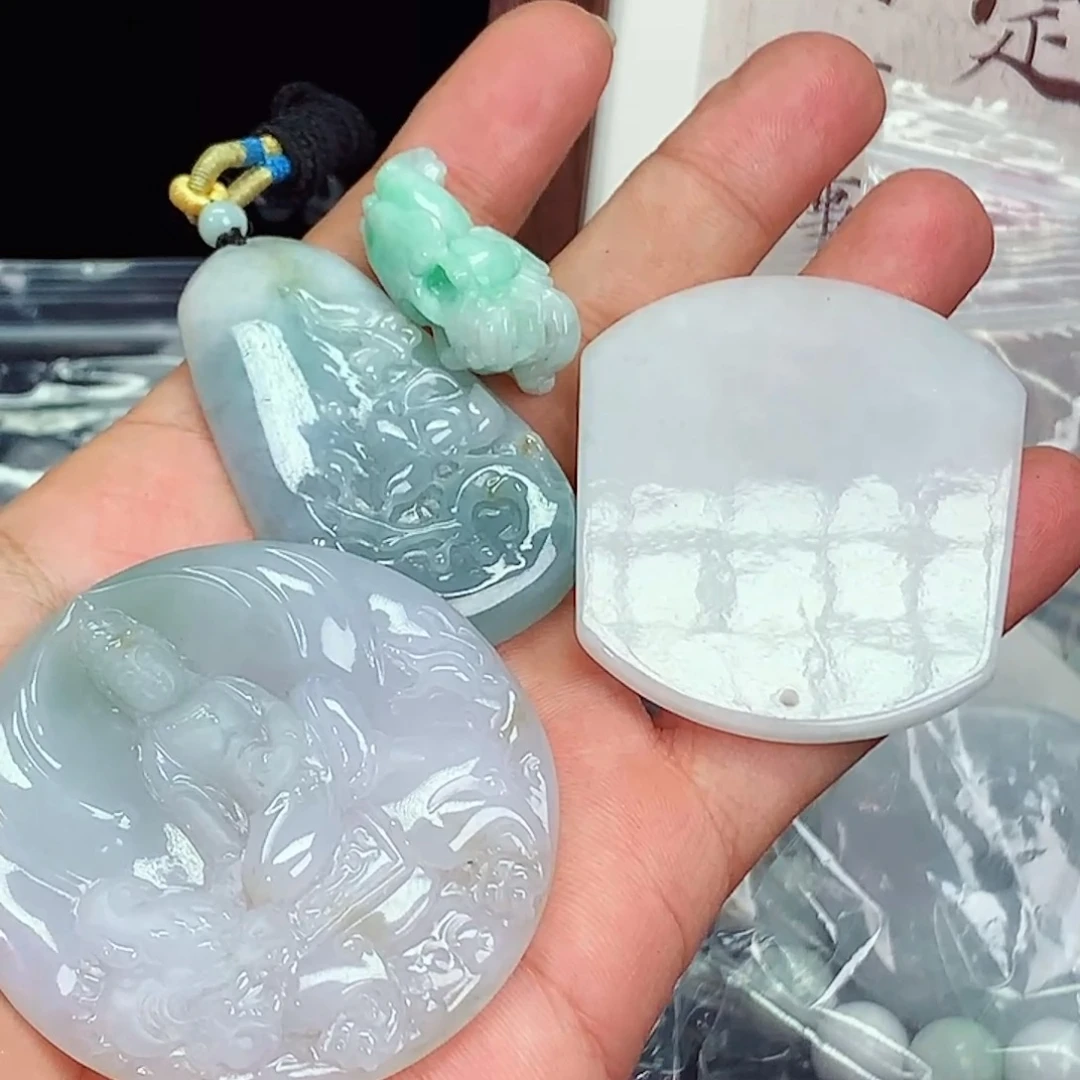 曼***後翡翠未镶嵌挂件四件