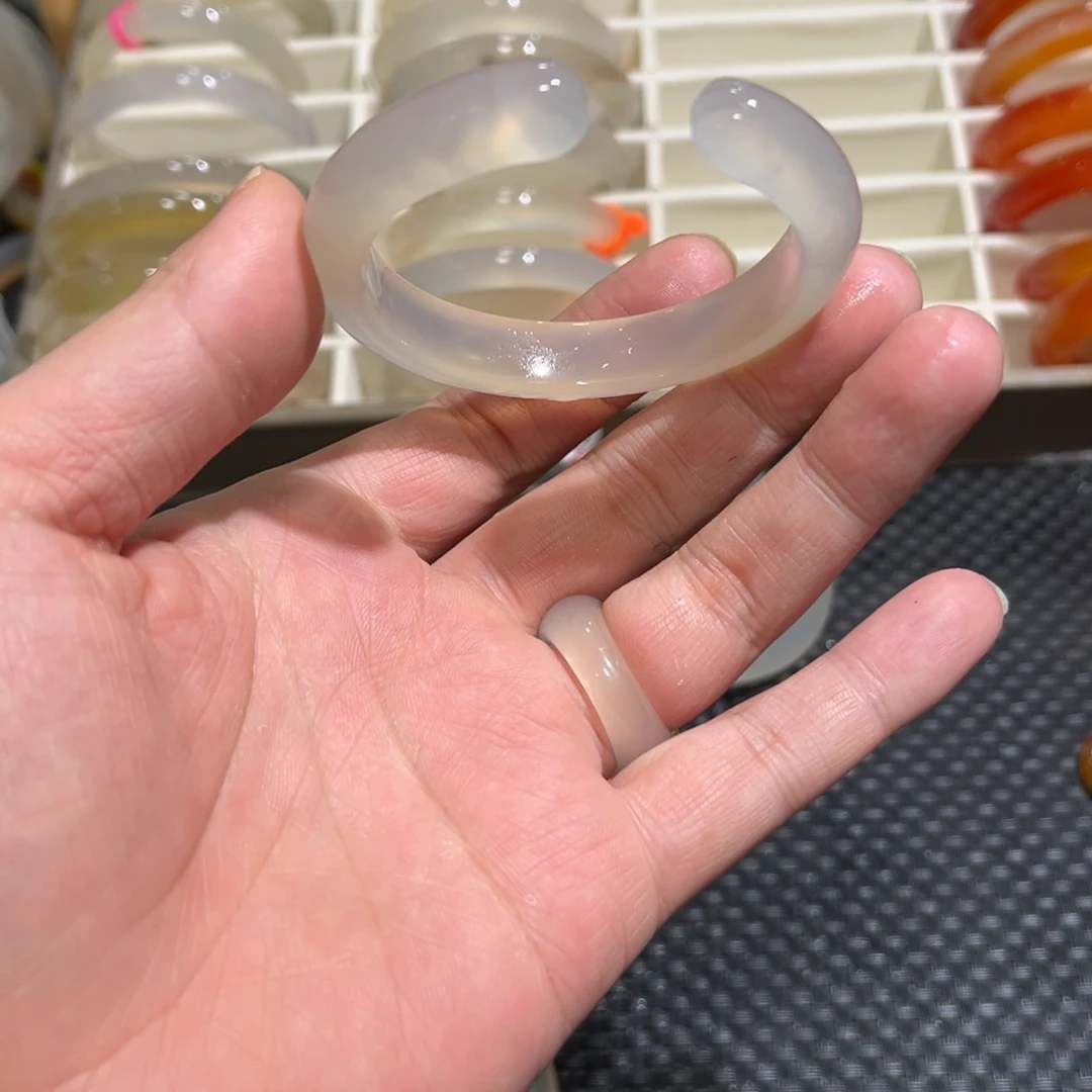 玛瑙/玉髓未镶嵌手镯55圈有包容2.8