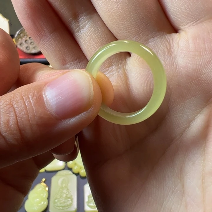 和田玉未镶嵌颈饰17.5圈口。不退不换