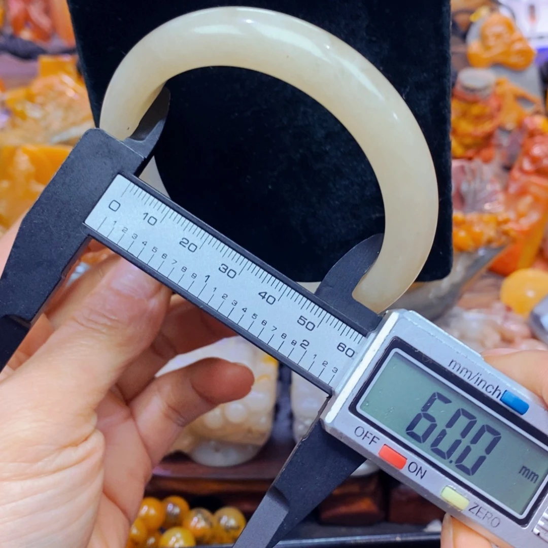 未镶嵌石英质玉（黄龙玉）颈饰