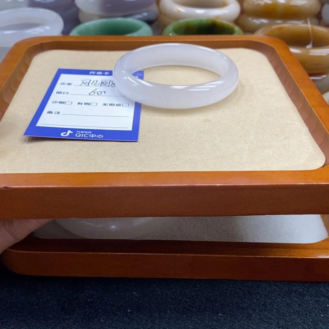 月***圆石英质玉手镯未镶嵌