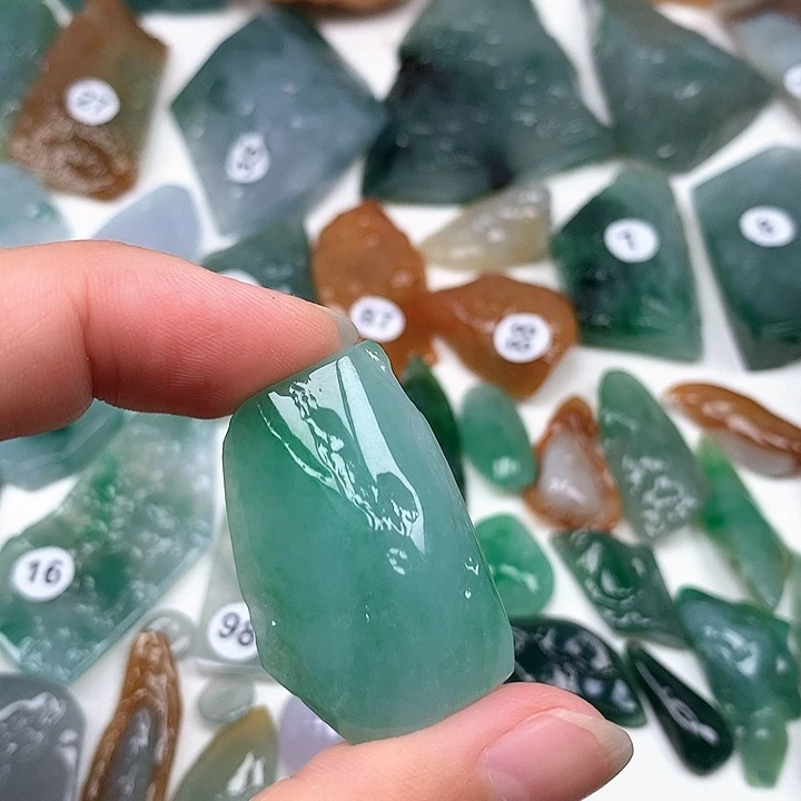 翡翠未镶嵌颈饰随型吊坠