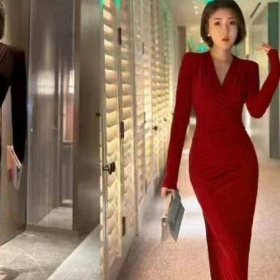 名媛风百搭气质简约V领修身褶皱纯色连衣裙春秋季新款百搭包臀裙