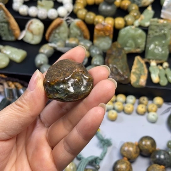 透闪石质玉吊坠未镶嵌雪*