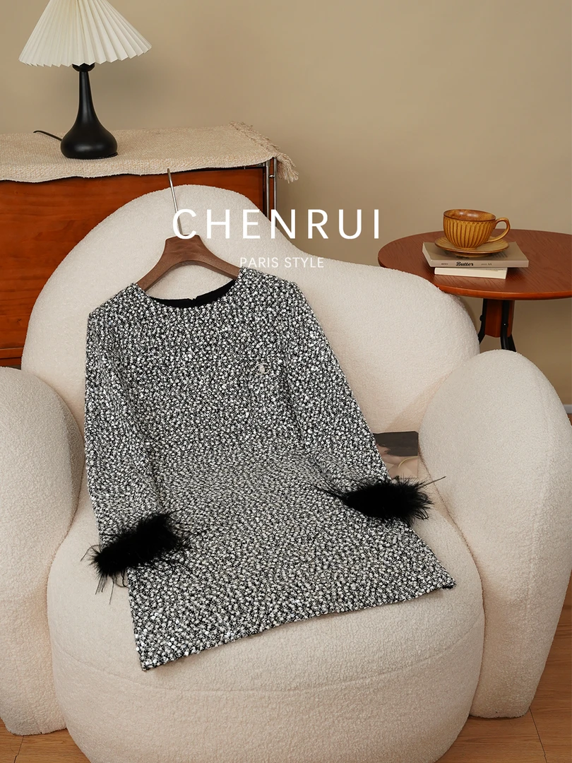 2025新款时尚重工亮片袖口羽毛装饰修身圆领长袖连衣裙1120