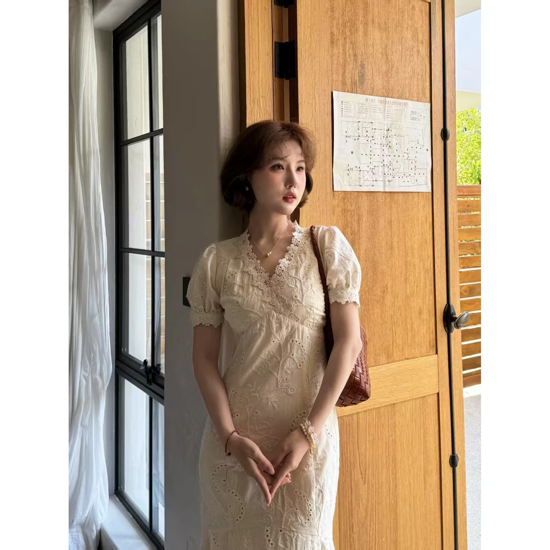 蕾英俊-午后花园-夏季新款V领镂空刺绣花边系带长裙-JF5326