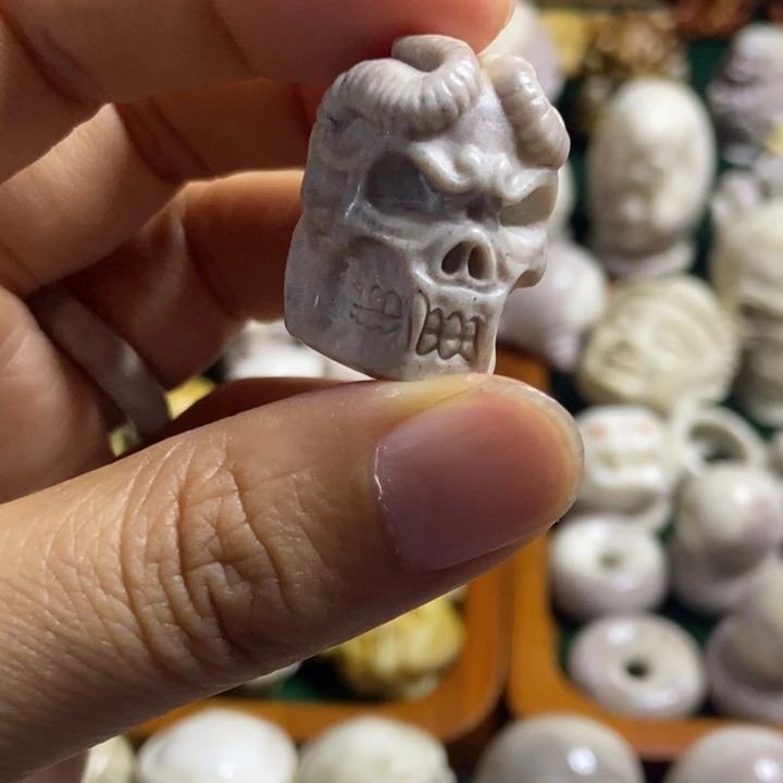 配饰鹿角雕刻一个出