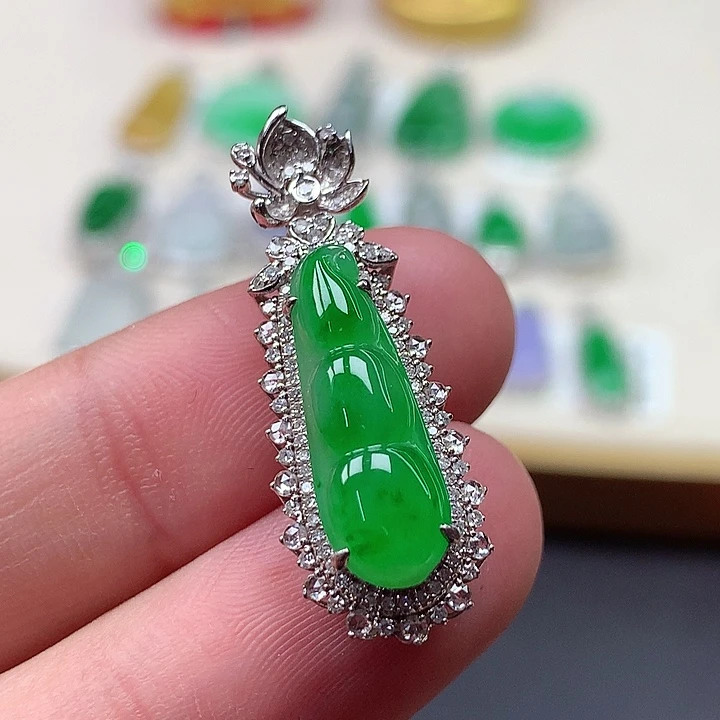 翡翠18K金镶嵌颈饰