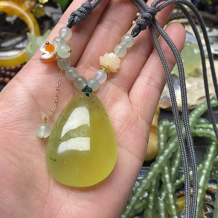 蛇纹石玉未镶嵌颈饰